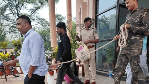 धनबाद में हाईवोल्टेज ड्रामा: नशे में धुत युवकों ने ट्रैफिक पुलिस से की मारपीट, वर्दी फाड़ी, FIR जेल