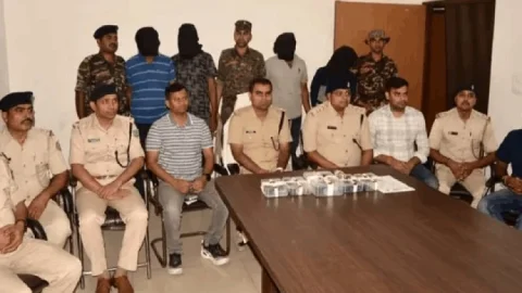 धनबाद: झरिया में हथियारों के साथ 4 अपराधी गिरफ्तार, पुलिस ने फायरिंग-रंगदारी की बड़ी साजिश नाकाम की