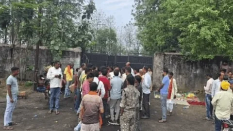 धनबाद: राजगंज में अवैध कोयला डिपो के पास हाइवा से कुचलकर युवक की मौत; शव छिपाने के आरोप पर हंगामा