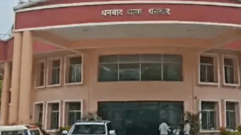 Dhanbad: वायरल वीडियो के बाद एक्शन मोड में धनबाद पुलिस, प्रिंस खान के माता-पिता से 2 घंटे पूछताछ