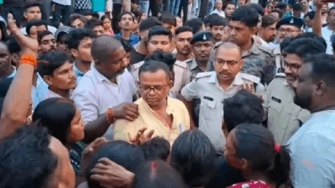 धनबाद: युवक की हत्या के बाद धनसार में उबाल, छह घंटे तक सड़क जाम; पुलिस और प्रदर्शनकारियों में झड़प