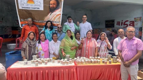 आर्ट ऑफ लिविंग धनबाद ने मनाया श्री श्री रविशंकर का 70वां जन्मोत्सव, सेवा कार्यों से जीता लोगों का दिल