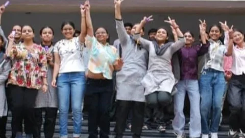 CBSE 12th Result 2026: धनबाद की बेटियों ने रचा इतिहास, साइंस से आर्ट्स तक लड़कियों का कब्जा