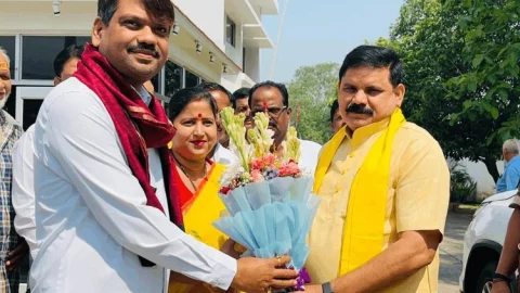 धनबाद: केंद्रीय मंत्री सतीश चंद्र दुबे पहुंचे सिंह मेंशन,रागिनी सिंह व संजीव सिंह ने किया भव्य स्वागत