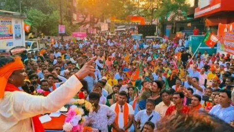धनबाद:झरिया में सांसद ढुल्लू महतो का भव्य स्वागत, विरोधियों को मंच से दी खुली चुनौती