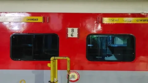 गंगा-दामोदर एक्सप्रेस के AC कोच में ‘सीक्रेट बंकर’! धनबाद RPF ने पकड़ी विदेशी बियर की खेप