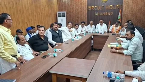 “VIP कल्चर से दूर, पान दुकान पर दोस्तों संग दिखे चतरा सांसद काली बाबू… सादगी ने फिर जीता लोगों का दिल”