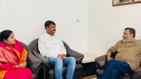 देवघर में निशिकांत दुबे से मिले मेयर संजीव सिंह और विधायक रागिनी सिंह, राजनीतिक हलकों में बढ़ी चर्चा