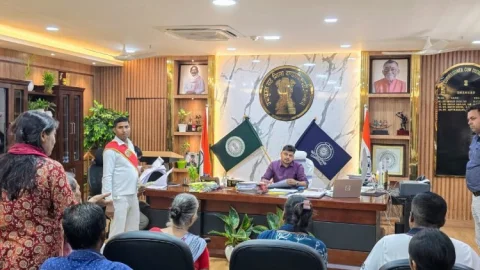 धनबाद में जनता दरबार: DC आदित्य रंजन ने सुनी जनता की फरियाद, जमीन से लेकर प्रदूषण तक उठे कई बड़े मुद्दे