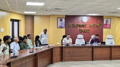 धनबाद में खराब रिजल्ट पर डीसी सख्त! 12 स्कूलों के प्रिंसिपलों को लगाई फटकार, शिक्षकों पर कार्रवाई की चेतावनी