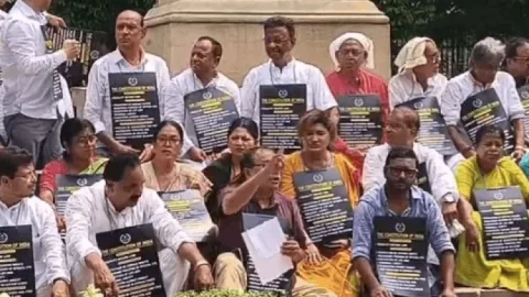 पश्चिम बंगाल: बुलडोजर एक्शन पर TMC का फ्लॉप शक्ति प्रदर्शन, आधे घंटे में खत्म हुआ धरना, 46 विधायक रहे गायब