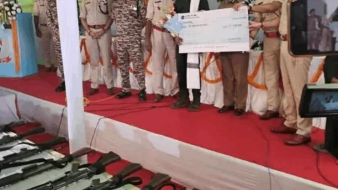 झारखंड में ऑपरेशन ‘नव जीवन’ सफल : 33 लाख के 8 इनामी समेत 27 नक्सलियों ने डाले हथियार