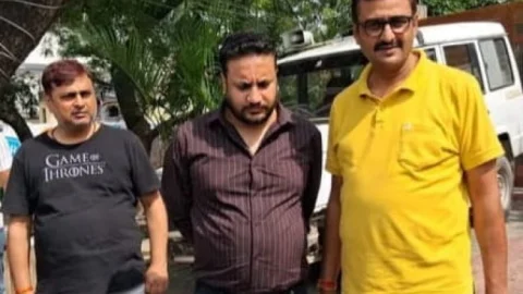 सासाराम में भ्रष्टाचार पर बड़ा वार: 3 लाख रिश्वत लेते CO आकाश रौनियार गिरफ्तार, आवास पर निगरानी का छापा