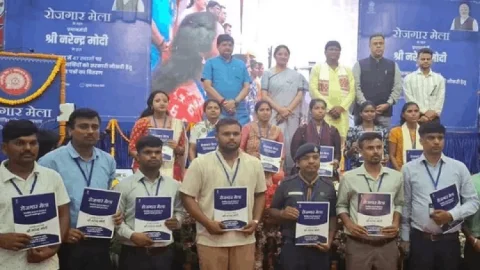 धनबाद में रोजगार की बड़ी सौगात! 76 युवाओं को मिला नियुक्ति पत्र, पीएम मोदी ने VC से बढ़ाया हौसला