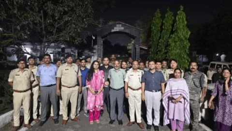 गिरिडीह सेंट्रल जेल में आधी रात रेड! डीसी-एसपी के साथ 150 जवानों ने खंगाले 20 वार्ड, कैदियों में मचा हड़कंप