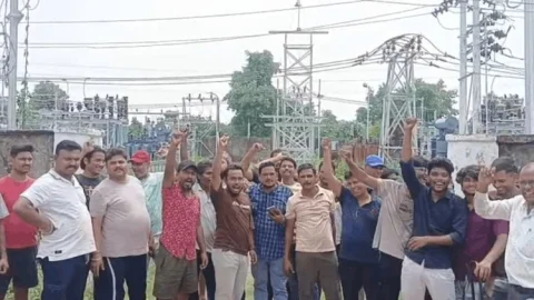 धनबाद: झरिया में 12 घंटे का ब्लैकआउट, जनता सड़क पर… विधायक रागिनी सिंह ने खुद संभाला मोर्चा