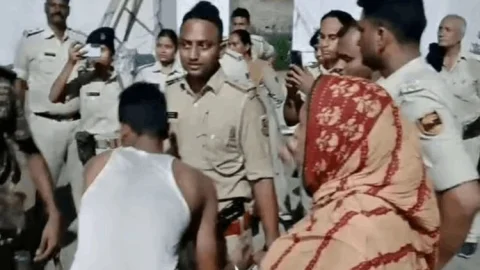 बिहार: मोकामा में ‘सोनू-मोनू’ का आतंक! घर में रेड करने आये पुलिसवालों की ‘गुर्गों’ ने ली तलाशी! दो थानेदार सस्पेंड