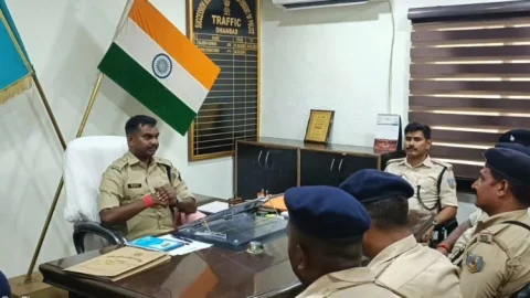 धनबाद: ट्रैफिक DSP रोहित कुमार साव के एक्शन मोड: अवैध पार्किंग और बिना हेलमेट वालों पर शिकंजा