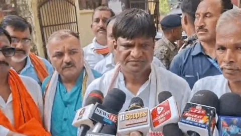 बांसजोड़ा फायरिंग केस पर गरमाई राजनीति: धनबाद जेल में आजसू नेत्री रजनी रवानी से मिले सांसद ढुल्लू महतो