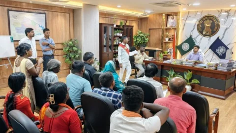धनबाद डीसी आदित्य रंजन का जनता दरबार: जमीन हड़पने, फर्जी डीड और पेंशन-आवास की पहुंची शिकायतें