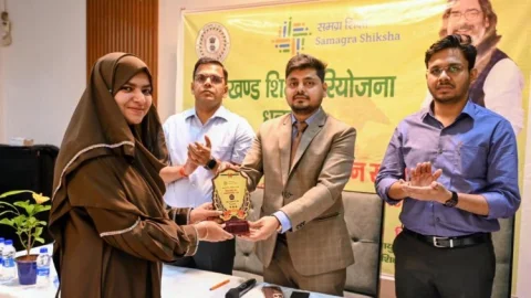 धनबाद के 81 मेधावियों का सम्मान: स्टेट टॉपर रशीदा नाज बनीं समारोह की स्टार, DC-SSP ने बढ़ाया हौसला