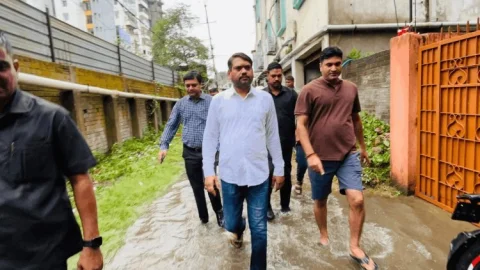 धनबाद: “बारिश बनी आफत तो एक्शन मोड में दिखे मेयर संजीव सिंह, सड़क से नाली तक खुद संभाला मोर्चा”
