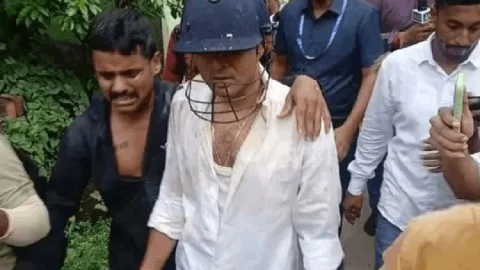 पश्चिम बंगाल : ‘चोर-चोर’ के नारों के बीच घिरे अभिषेक बनर्जी, चले जूते-चप्पल, हेलमेट पहनकर बचानी पड़ी जान!