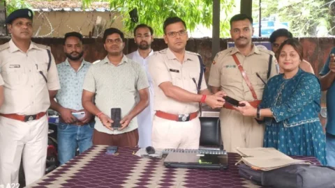 धनबाद पुलिस की बड़ी पहल: CEIR पोर्टल से बरामद 8 मोबाइल लौटे मालिकों को, हरिहरपुर थाना पहुंचे एसएसपी