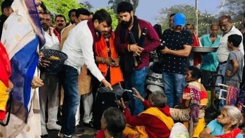 धनबाद:सेवा का एक साल पूरा: युवा संघर्ष मोर्चा ने गरीबों के बीच बांटे भोजन और छाते, समाजसेवा की बनी मिसाल