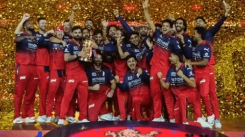 RCB का फिर बजा डंका! गुजरात को हराकर लगातार दूसरी बार बनी IPL चैंपियन, कोहली के छक्के ने दिलाई जीत