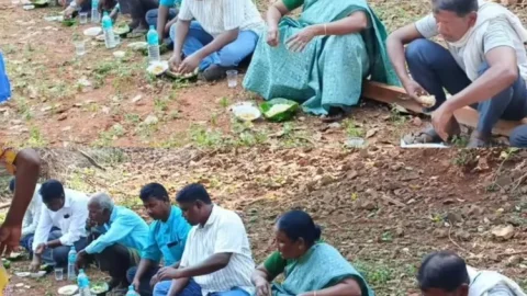 झारखंड: 6 CM के साथ मंत्री, अब सांसद… फिर भी जमीन पर बैठ सखुआ पत्तल में दाल-भात खाती दिखीं जोबा माझी