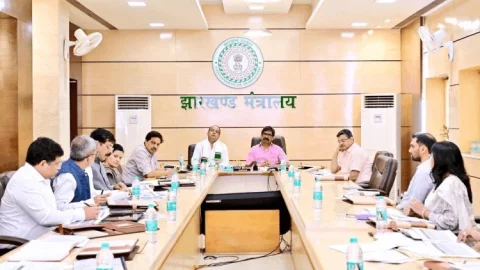 झारखंड: स्वास्थ्य सेवाओं पर सीएम हेमंत सोरेन का बड़ा एक्शन, बोले- Uber-Ola मॉडल पर चलेगी एंबुलेंस सेवा