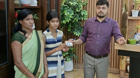 धनबाद: जनता दरबार में दिखी संवेदनशील प्रशासन की तस्वीर: DC ने बच्ची को तुरंत दिलाई कान की मशीन