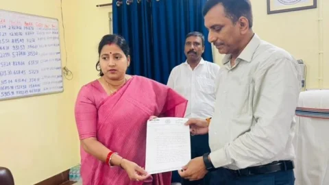 धनबाद:झरिया में बिजली संकट पर विधायक रागिनी सिंह का बड़ा एक्शन, GM को सौंपा 10 सूत्री मांग पत्र