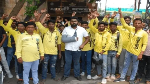 10 मिनट डिलीवरी वाली Blinkit की रफ्तार पर ब्रेक! धनबाद में 80+ राइडर्स हड़ताल पर, रणधीर वर्मा चौक पर प्रदर्शन