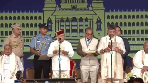 कर्नाटक: संविधान हाथ में लेकर डीके शिवकुमार ने ली CM पद की शपथ, जी परमेश्वर बने डिप्टी CM