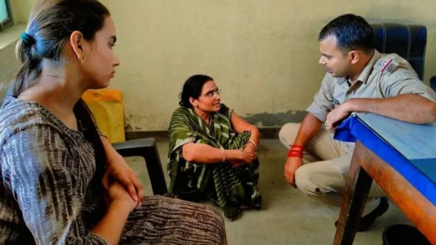 दिव्यांग महिला की फरियाद सुनने जमीन पर बैठे थाना प्रभारी अमित कुमार राय, चंदनकियारी में इंसानियत की मिसाल बने