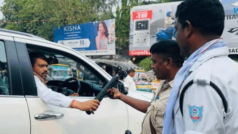 धनबाद : तपती धूप में ट्रैफिक पुलिसकर्मियों के लिए सहारा बने मेयर संजीव सिंह, चौक-चौराहों पर बांटे छाते