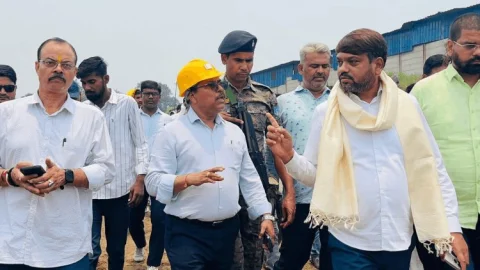 धनबाद: ग्रामीणों के साथ सड़क पर उतरे मेयर संजीव सिंह, कनकनी आउटसोर्सिंग के ओबी डंप पर भड़के