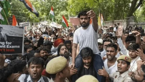 दिल्ली में कॉकरोच जनता पार्टी का प्रदर्शन:फाउंडर अभिजीत दीपके  बोले- 5 दिन में शिक्षा मंत्री धर्मेंद्र प्रधान इस्तीफा दें