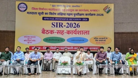 SIR 2026: धनबाद में वोटर लिस्ट महाअभियान: ‘एक भी मतदाता नहीं छूटना चाहिए’, उपायुक्त का सख्त निर्देश