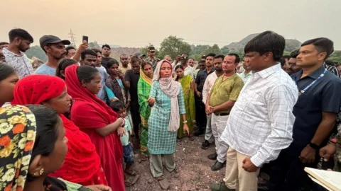 घनुडीह में जमीन कब्जा और फायरिंग पर भड़के सांसद ढुल्लू महतो, बोले- गिरफ्तारी नहीं हुई तो होगा चक्का जाम
