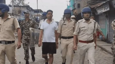 'मैं भी पुष्पा हूं' कहने वाले TMC नेता की निकली परेड, हाफ-पैंट में सड़कों पर घुमाया गया जहांगीर खान