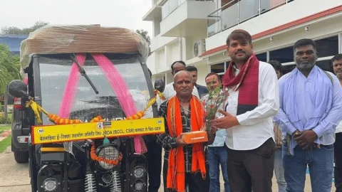धनबाद: गरीबी बनी थी रुकावट, विधायक रागिनी सिंह के सहयोग से मिला ई-रिक्शा; मेयर संजीव सिंह ने सौंपी चाबी