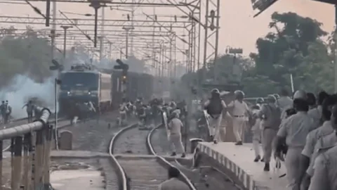 बिहार सिपाही भर्ती परीक्षा: पाटलिपुत्र स्टेशन पर कैंडिडेट्स का हंगामा, तोड़फोड़, पुलिस ने किया लाठीचार्ज
