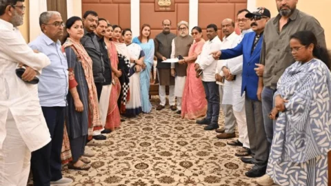 TMC में सबसे बड़ी बगावत! 20 सांसदों ने छोड़ा ममता का साथ, NDA के समर्थन के साथ नई पार्टी में विलय का ऐलान