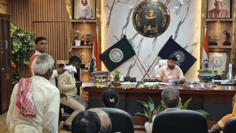 धनबाद में जनता दरबार: DC आदित्य रंजन ने सुनीं लोगों की समस्याएं, समाधान का आश्वासन