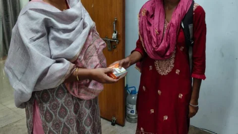 धनबाद: जनता दरबार में उपायुक्त की संवेदनशील पहल, श्रवण बाधित छात्रा को मिली डिजिटल हियरिंग ऐड