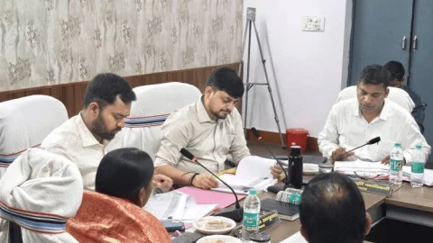 धनबाद: बलियापुर में DC आदित्य रंजन का एक्शन मोड: प्रधानाध्यापक सस्पेंड, कई अधिकारियों का वेतन रुका