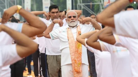 रेड रोड पर योगमय हुआ बंगाल, PM नरेंद्र  मोदी ने किया नेतृत्व; बोले- 70 में भी दिखें 50 जैसे, योग है समाधान